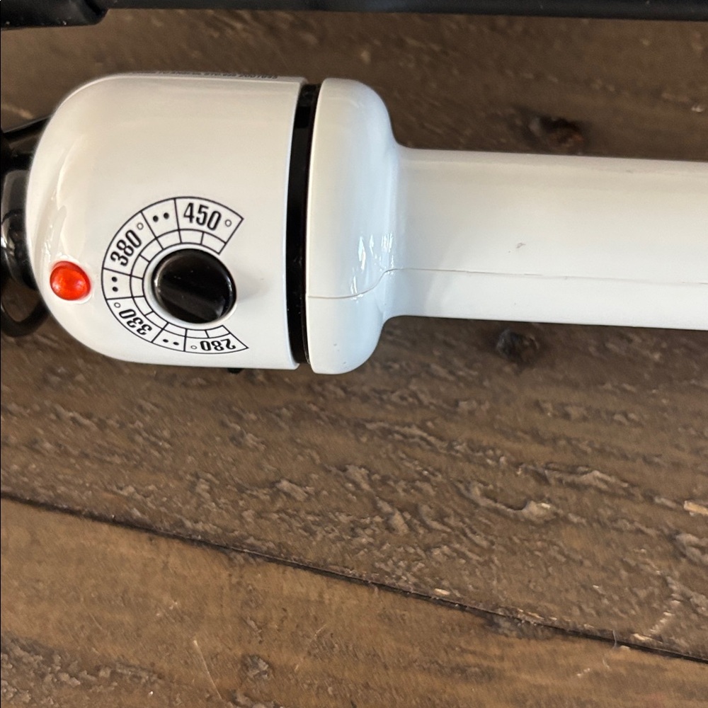 Hot Tools Professional HTBW1130 Nano Ceramic Rotating 1 1/4”  Handle up to 450* - Picture 2 of 9